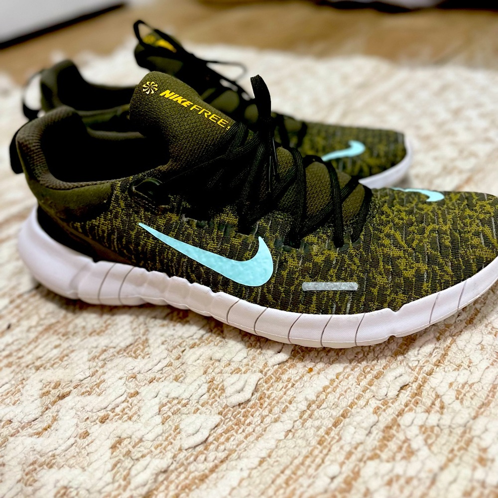 Men’s Nike free runs. Worn 1 time. Size 10
